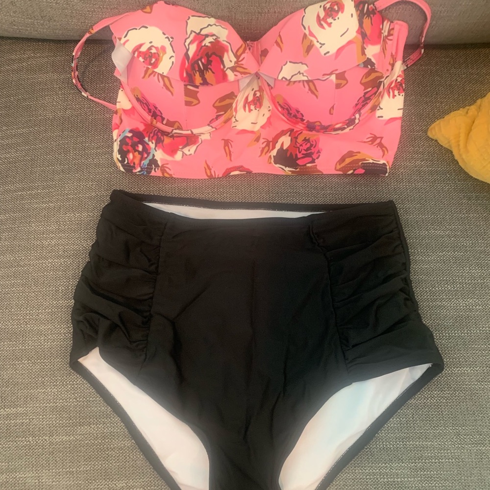 Bikini - Picture 2 of 2